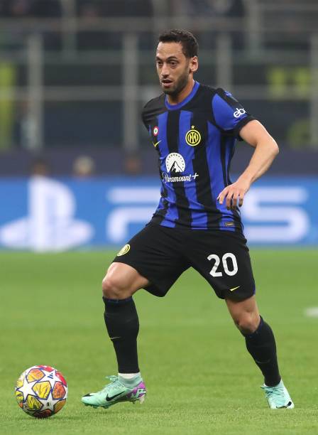 那不勒斯球迷横幅喷奥斯梅恩：乡巴佬，记住马拉多纳在这踢过.